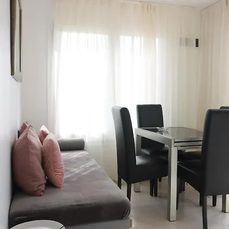 Aromar شقة بلاتجا ذارو